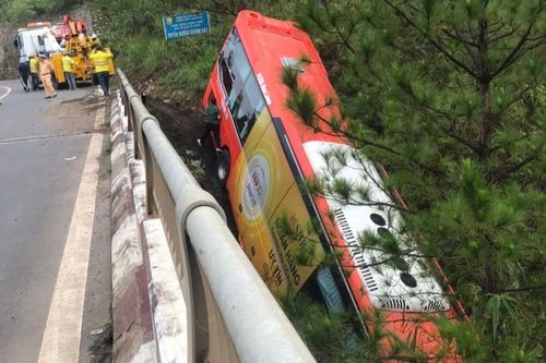 Xe khách lao xuống vực cạn, người dân phá kính cứu 11 người ra ngoài
