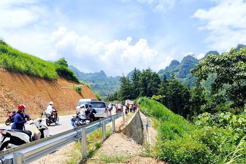 Ô tô lỗi hệ thống lao xuống vực bốc cháy, 1 người tử vong