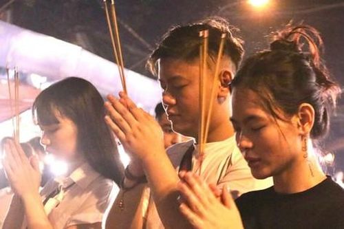 Giới trẻ Hà Nội rủ nhau đến Phủ Tây Hồ vái vọng rạng sáng Rằm tháng 7
