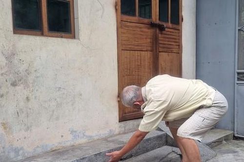 Xây bệnh viện làm nứt hàng chục nhà dân, chưa đền bù xong vẫn cấp tập xây dựng