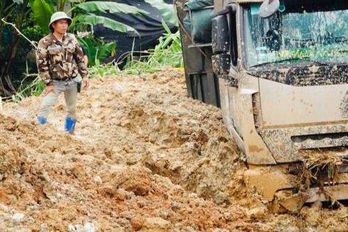 Sạt trượt dài hơn 100m gây ách tắc tỉnh lộ tại Yên Bái