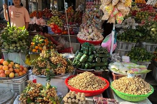 Tiểu thương TPHCM mỏi mắt ngóng khách dịp Rằm tháng 7