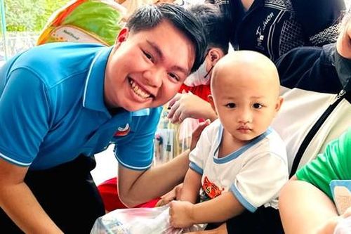 Thanh niên Bình Dương mang trung thu đến sớm với bệnh nhi khó khăn
