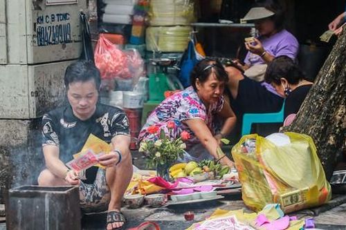 Phố cổ Hà Thành đỏ lửa, nghi ngút khói đốt vàng mã cúng Rằm tháng bảy