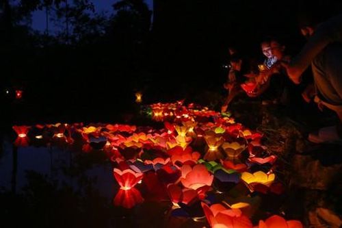 Người dân Thủ đô thả hoa đăng mùa Vu Lan báo hiếu