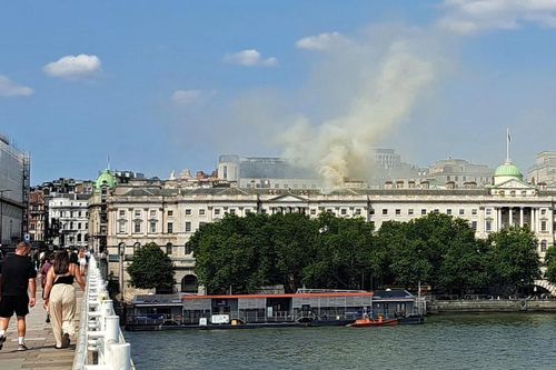 Cháy lớn tại tòa nhà lịch sử Somerset House của Anh