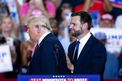 Máy bay chở 'phó tướng' của ông Trump bất ngờ gặp sự cố, phải hạ cánh khẩn cấp