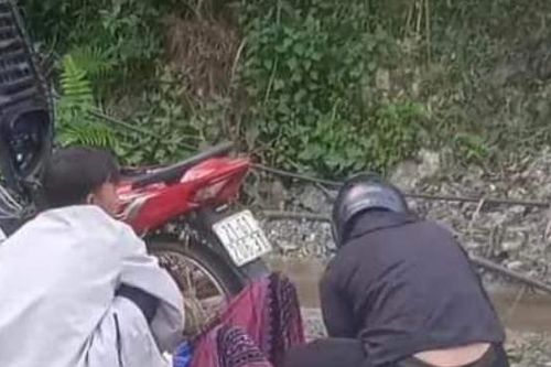 Nam bác sĩ đỡ đẻ bên lề đường cho sản phụ, dùng chỉ khâu váy cắt dây rốn