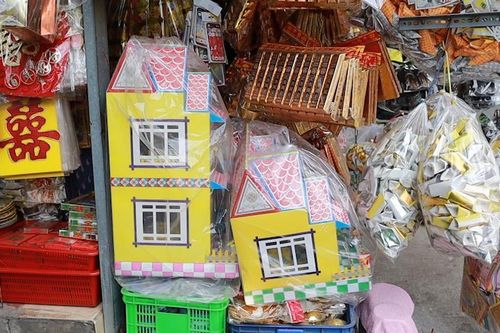 Vàng mã ế ẩm cận ngày Rằm, tiểu thương chợ 'cõi âm' ngóng khách
