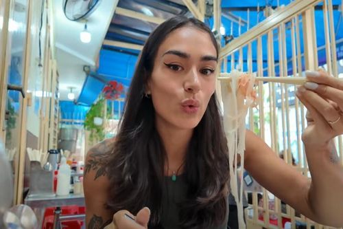Khách Tây thử món phở Nam Định ở quán 60 năm tuổi, khen 'hoàn hảo đến khó tin'