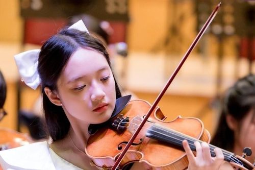 Gặp gỡ nữ nghệ sĩ xinh đẹp từng chơi nhạc chiêu đãi Tổng thống Putin