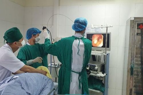 Cụ ông 77 tuổi bị sặc thuốc còn nguyên vỏ vào khí quản
