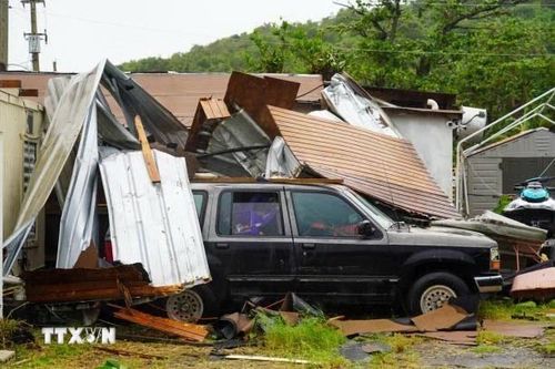 Bão Ernesto kèm mưa to và gió lớn gây mất điện trên diện rộng tại Bermuda