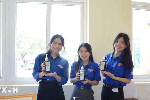 Nhóm sinh viên Đà Nẵng biến rác hữu cơ thành dung dịch tẩy rửa đa năng