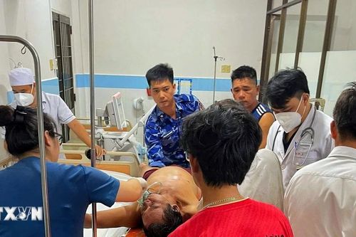 Kịp thời hỗ trợ cứu sống ngư dân bị ngạt, bất tỉnh trong hầm tàu cá