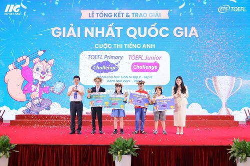 Vinh danh và trao giải cho học sinh tham dự cuộc thi tiếng Anh có quy mô lớn trên toàn quốc