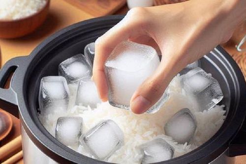 Đừng nấu cơm như cũ nữa thả 2 viên đá lạnh vào nồi, ai cũng ngạc nhiên về kết quả