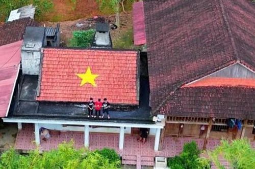 Nóc nhà in hình lá cờ Tổ quốc giữa không gian xanh ngát