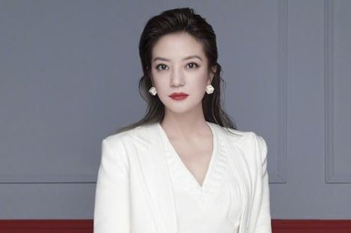 Triệu Vy tái xuất sau 3 năm bị phong sát