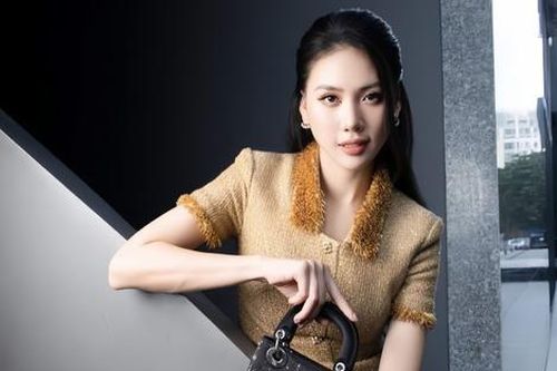 Đẳng cấp quý cô: Bùi Quỳnh Hoa sang chảnh với đồng hồ hơn 2 tỉ đồng
