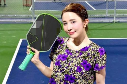 Quỳnh Nga giấu kín dáng thon với đồ bộ sau khi bị chê mặc gợi cảm