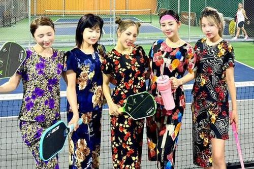 Hội bạn Quỳnh Nga diện đồ bộ giữa ồn ào trang phục Pickleball bị chê 'khoe thân, làm màu'