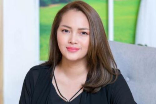 Á hậu rời showbiz làm mẹ đơn thân, bán khô nuôi 5 con học trường quốc tế