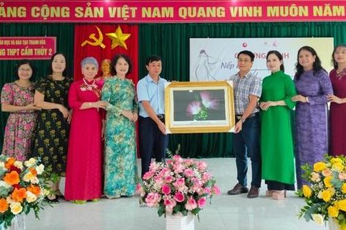 'Nếp áo thanh xuân' đến với giáo viên, nữ sinh vùng cao Thanh Hóa