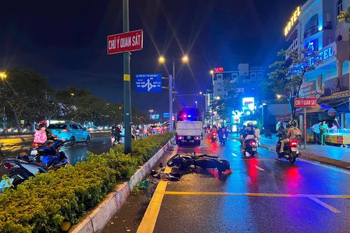 Mất mạng do xe máy tông dải phân cách
