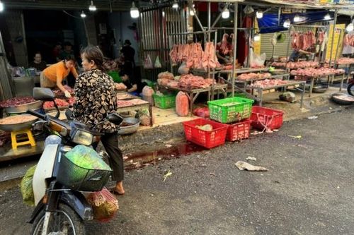 TP. Hồ Chí Minh: Giá thịt bên ngoài chợ đầu mối rẻ hơn rau, thương nhân trong chợ bất an