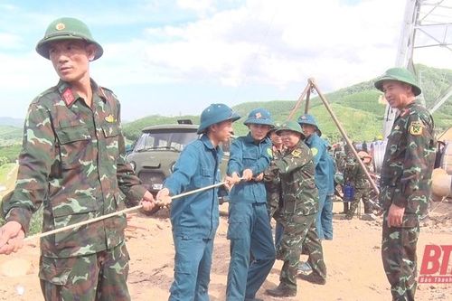Gần 100 cán bộ, chiến sỹ, dân quân tự vệ hỗ trợ kéo dây, hoàn trả mặt bằng thi công đường dây 500kV