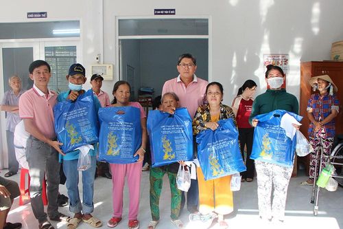 Công ty TNHH MTV Xổ số kiến thiết An Giang tổ chức khám chữa bệnh và tặng quà 150 người bán vé số lưu động