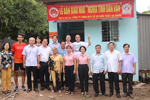 Trao nhà 'Nghĩa tình dân vận' cho người bán vé số lưu động ở Mỹ Hòa Hưng