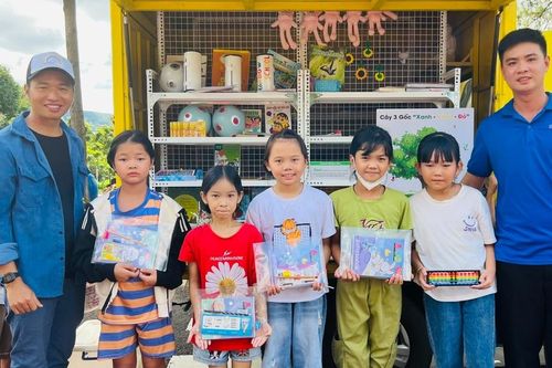 Dự án 'Thư viện mùa xuân' mang niềm vui đến với thiếu nhi huyện Chư Păh