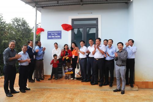 Các cơ quan báo Đảng khu vực miền Trung - Tây Nguyên:: Trao nhà tình thương và học bổng cho học sinh nghèo ở Lâm Đồng