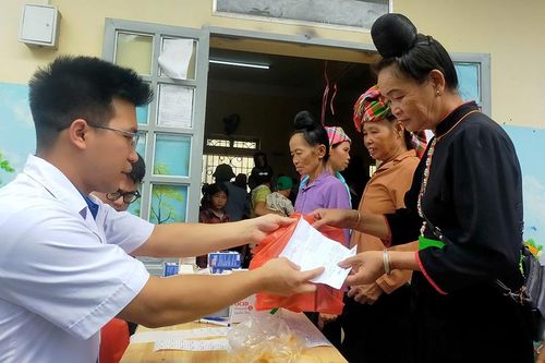 Khám bệnh, cấp phát thuốc miễn phí và tặng quà cho người dân có hoàn cảnh khó khăn tại xã Tà Hừa
