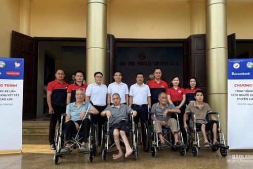 Tặng 60 xe lăn cho người khuyết tật trên địa bàn huyện Cao Lộc
