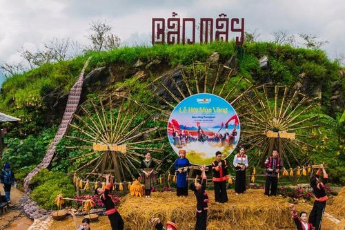 Sa Pa tưng bừng Lễ hội 'Mùa vàng bản Mây'