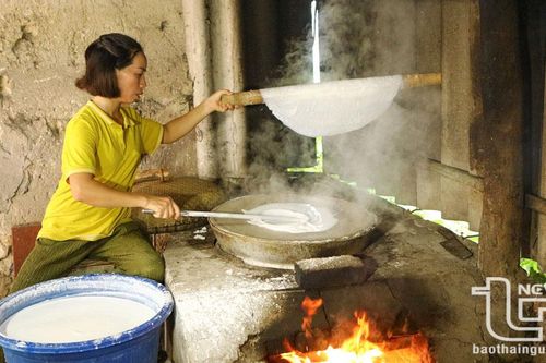 Làm Cao Lâu dưới chân núi Nản