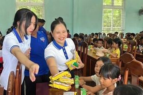 Trao 100 bộ sách giáo khoa mới cho học sinh khó khăn xã Hương Hữu