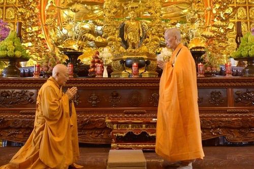 Nhận lỗi mình, chỉ lỗi người