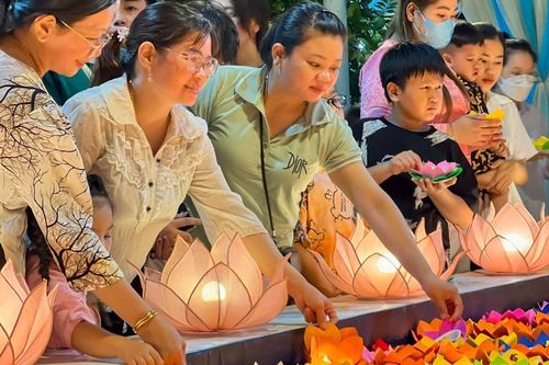 Đông đảo người dân đến 'xóm chùa' ở Thủ Đức cầu nguyện mùa Vu lan - Báo hiếu