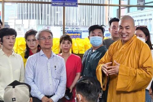 Hội Từ thiện chùa Tường Nguyên trao 200 phần quà đến bệnh nhân tại Bệnh viện Nguyễn Tri Phương