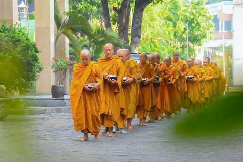 Tăng Ni Giáo đoàn IV - hệ phái Khất sĩ trì bình khất thực mùa Vu lan