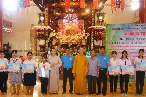 Chùa Quan Âm, Pháp Thiền (Q.8) tặng quà từ thiện nhân mùa Vu lan