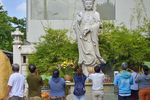 Người dân TP.HCM đến chùa cầu nguyện và quy y Tam bảo vào ngày rằm tháng Bảy