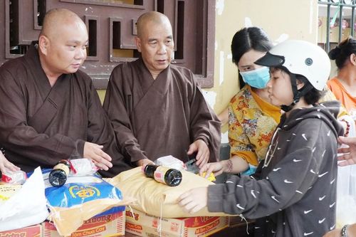 Chùa Ấn Quang (Q.10, TP.HCM) tặng 1.000 phần quà đến người khó khăn mùa Vu lan