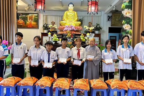 Tiền Giang: Ni viện Tịnh Nghiêm tặng 500 phần quà Vu lan, học bổng cho học sinh