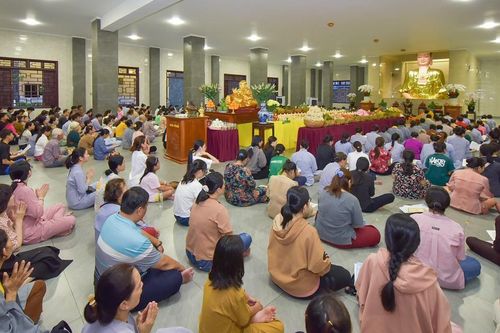 Gần 2.000 Phật tử đến chùa Phổ Quang (Q.Tân Bình) tụng kinh Vu lan trong đêm rằm tháng Bảy