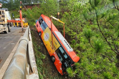 Lâm Đồng: Xe khách giường nằm lao xuống bờ suối